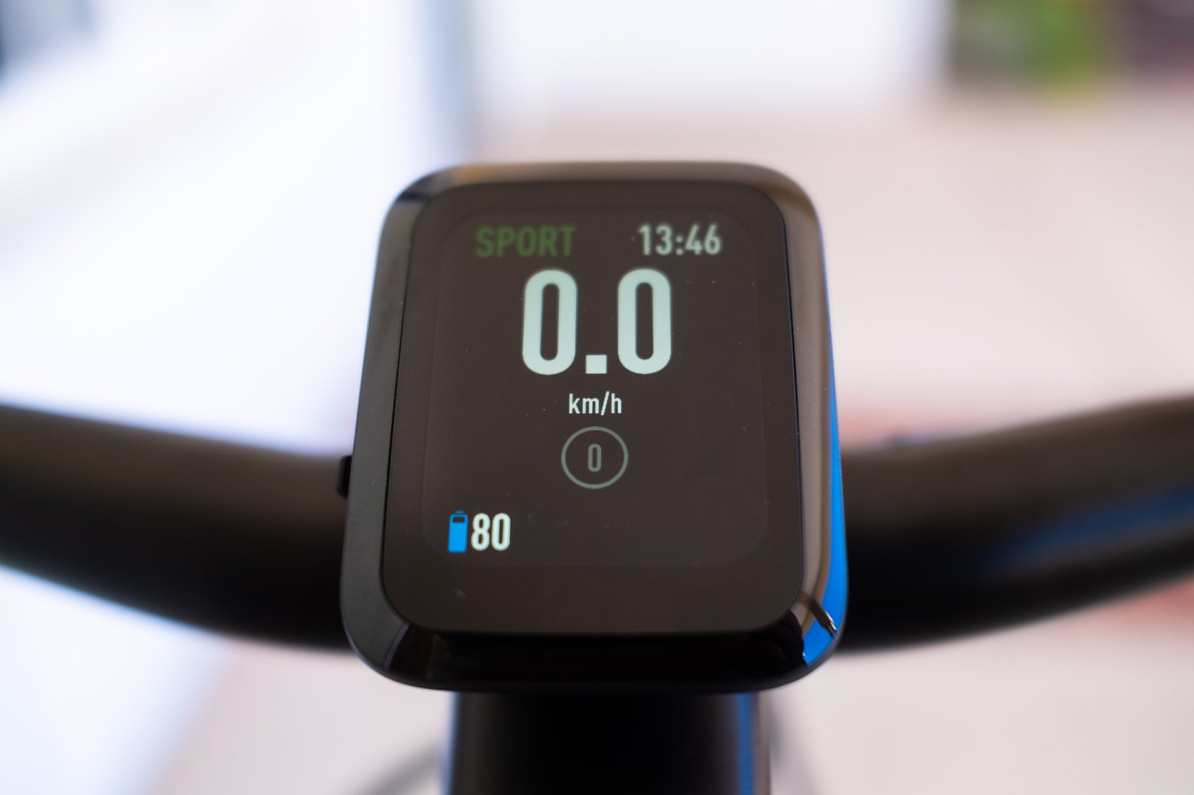 Close-up of the handlebar display showing a speed of 0.0 km/h, Sport mode and a battery level of 80